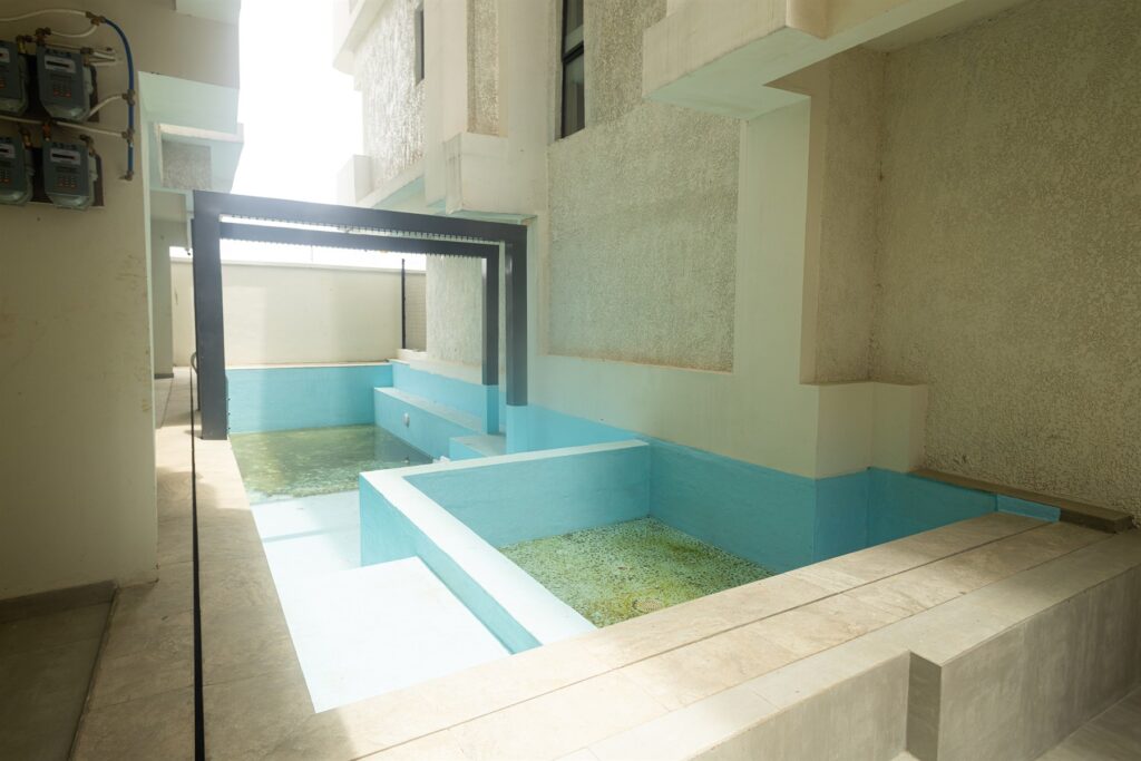 Brum Height 7: Outdoor swimming pool beside the apartment building